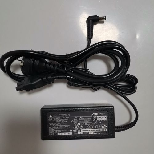 固态硬盘与电脑配件展示