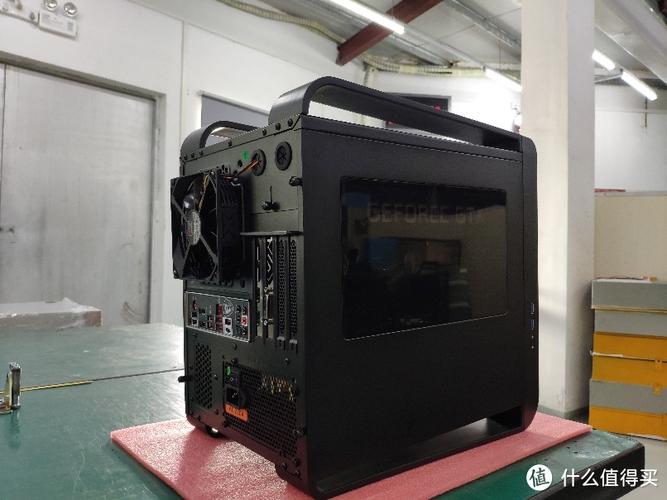 电脑内部热管与风扇展示