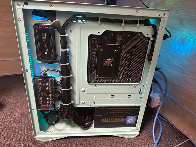 高性能电脑机箱内部