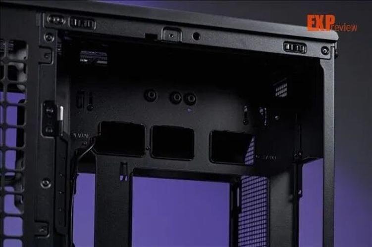 桌面PC与硬件环境，适合展示散热系统工作场景