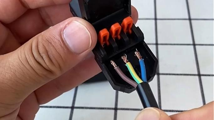 电子元件与散热硬件特写