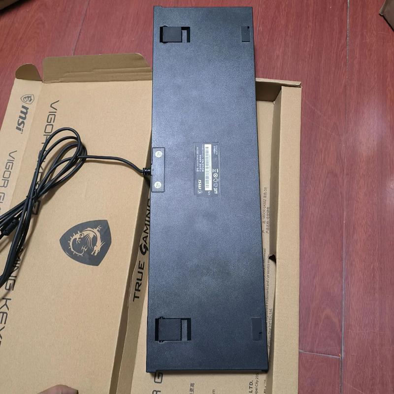 简洁桌面环境中的键盘外观展示