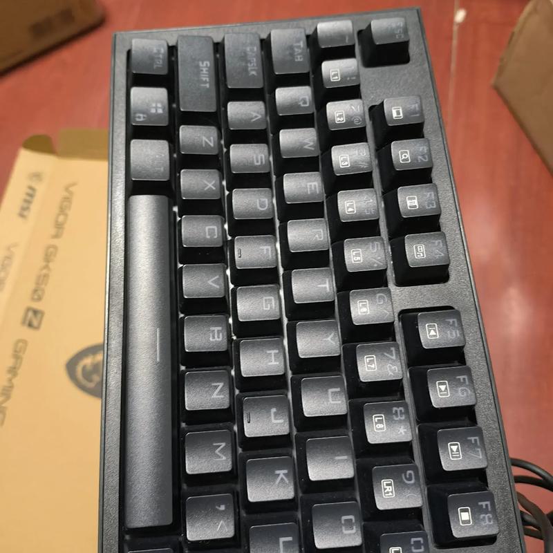 机械键盘特写与科技桌面