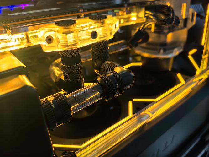 机箱散热与内部光影