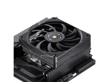 科技风格的电脑机箱与灯效展示