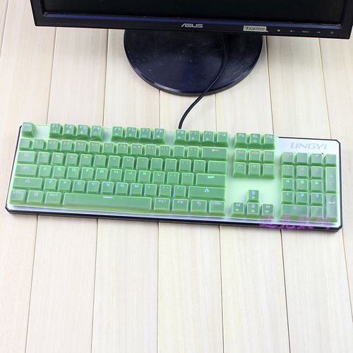 游戏玩家使用键盘的场景