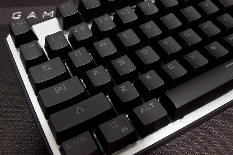 简洁桌面上的有线键盘