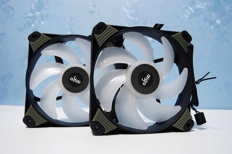 现代化电脑桌面与主机