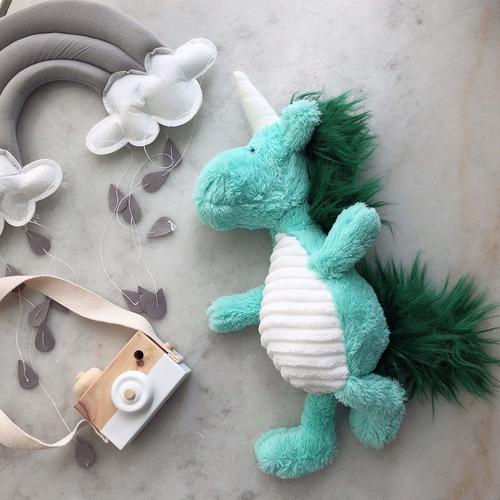 桌面科技设备与电池供电氛围图