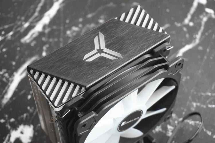 电脑内部散热与硬件安装场景