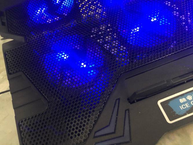 购买和使用笔记本外设的桌面场景