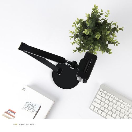 笔记本电脑与桌面配件特写