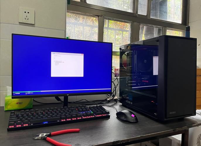 机箱内部与RGB灯效展示