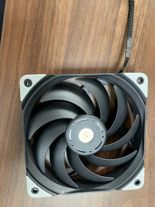 Tt 大台风12评测:800RPM低转静音风冷,70.5CFM大风量的实用派选择