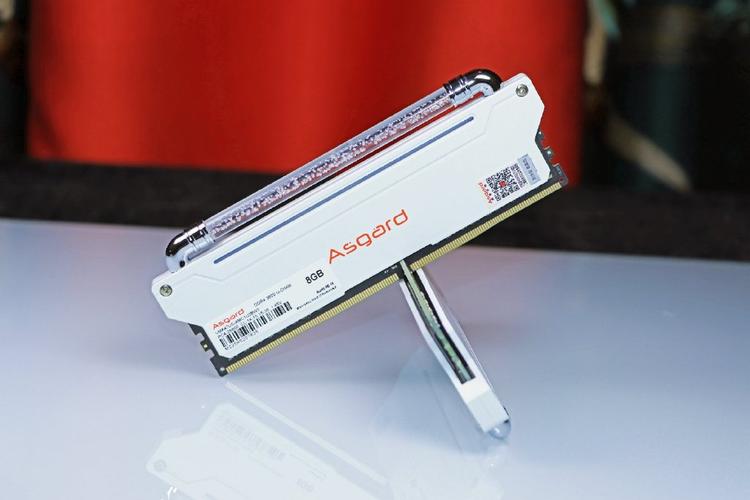 内存与主板硬件细节特写