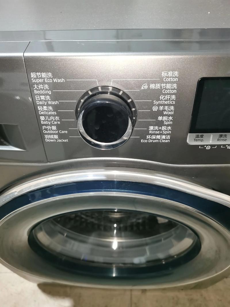 存储设备与电子元件特写图片