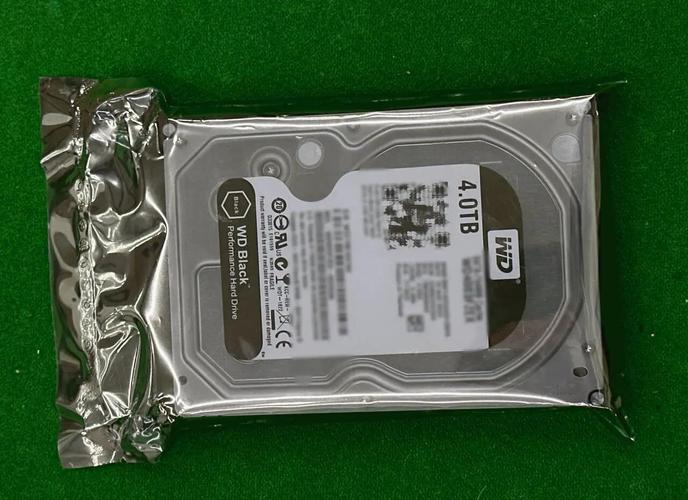 办公桌面上的电脑与存储设备