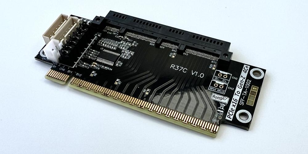 办公桌上的电脑与存储设备购买场景