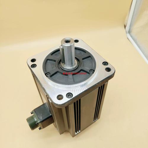 电脑办公场景中的鼠标使用画面