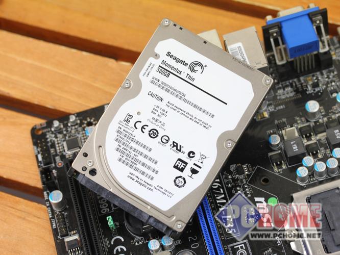 桌面上的科技设备与电脑硬件