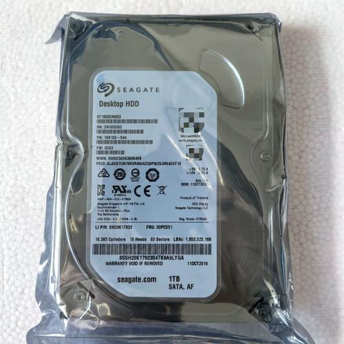 电脑内部散热与硬盘安装场景