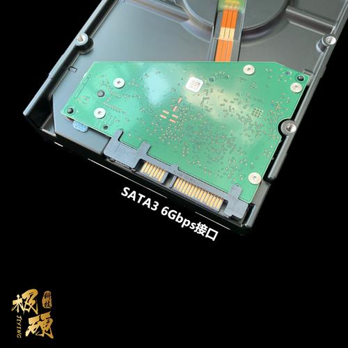 程序员使用电脑进行性能测试