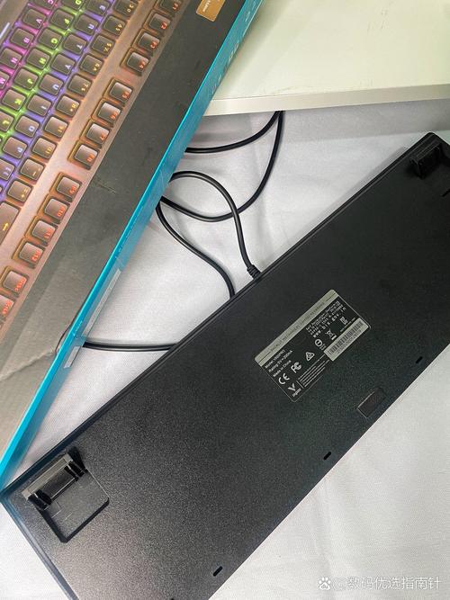 办公桌上的无线外设与电脑