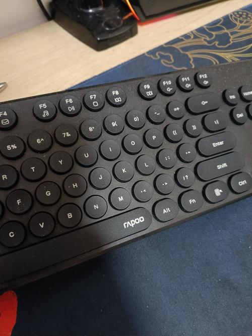 无线键盘与办公设备摆放