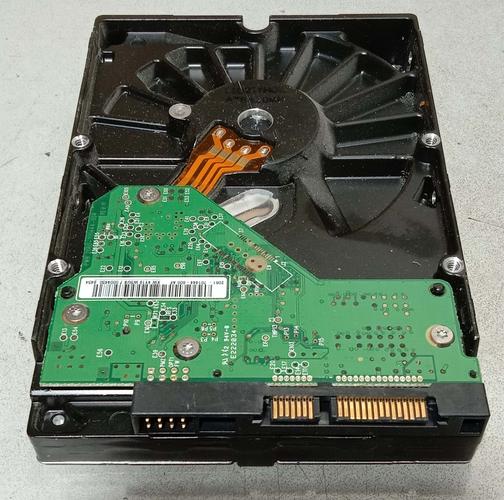 电脑内部散热与硬件安装场景