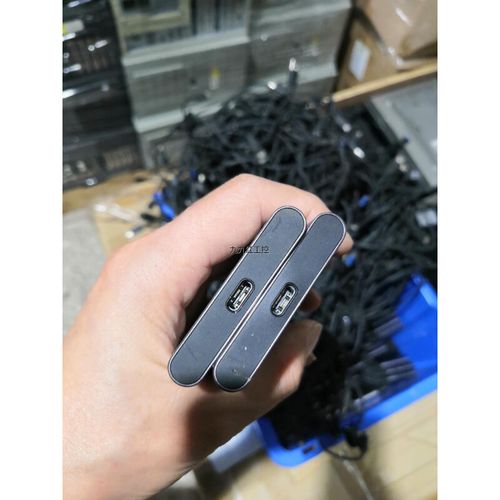 办公桌上的移动存储与文件管理场景