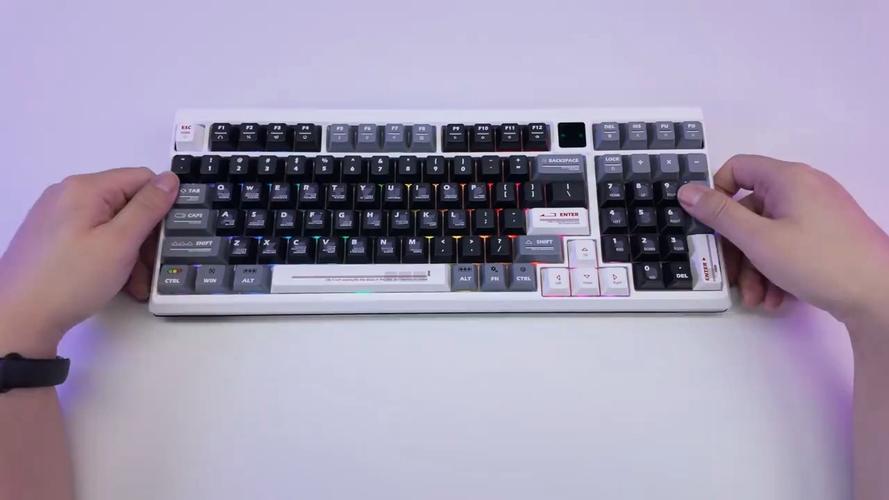 狼途T98 墨影银轴有线机械键盘评测：98键全配列、全键热插拔与冰蓝光一次到位