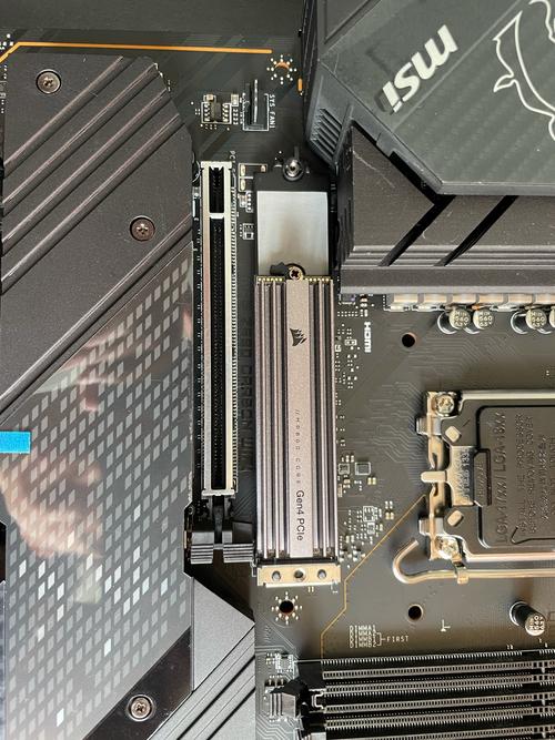 电脑内部存储硬件场景