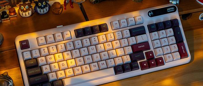 办公桌上的科技设备与供电环境