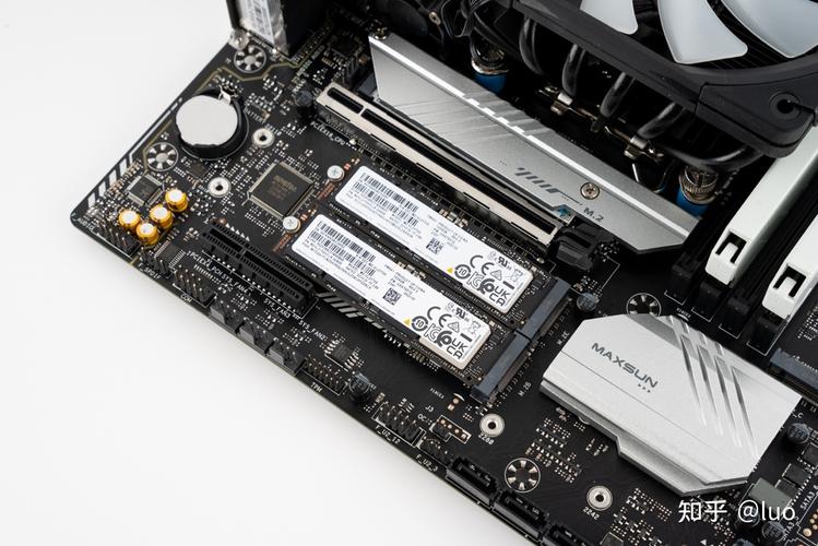 主板供电与散热组件特写