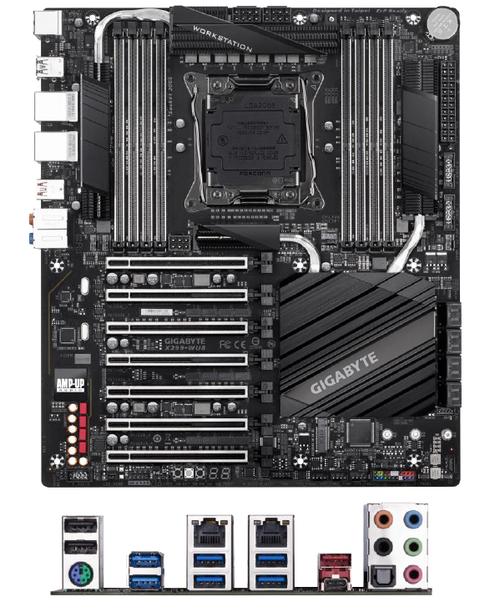 高性能电脑与键盘工作场景