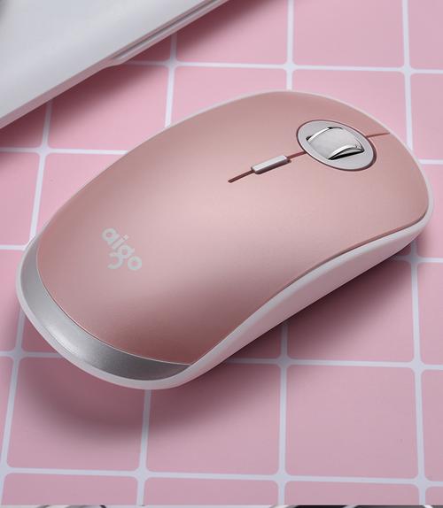 办公电脑与鼠标键盘使用场景