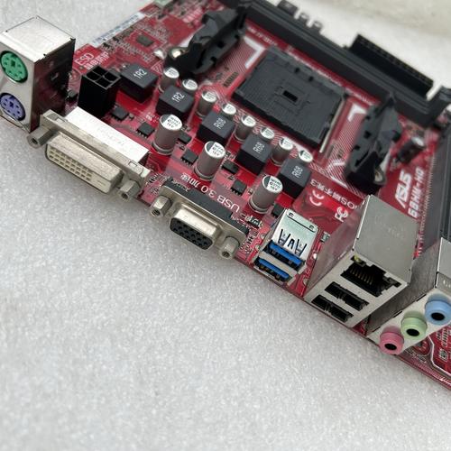 科技工作台上的电脑硬件性能评测