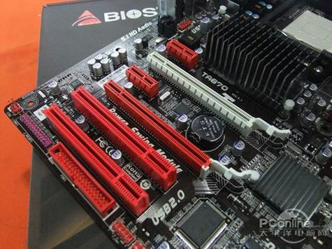 主板供电区域与散热细节