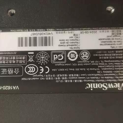 选购显示器的科技办公场景