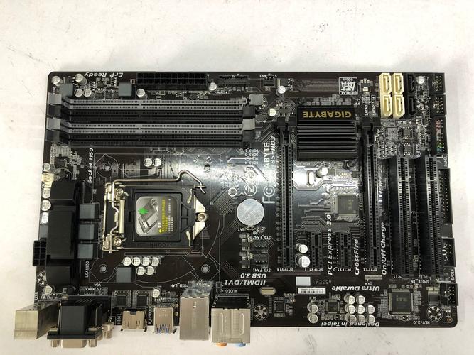 电脑硬件装配与扩展插槽场景