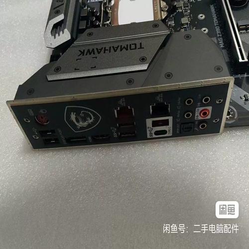 主板与内存条安装细节