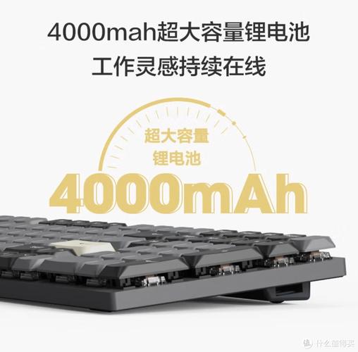 办公桌面上的键盘与工作设备