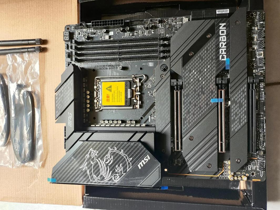 主板散热装甲与电子元件