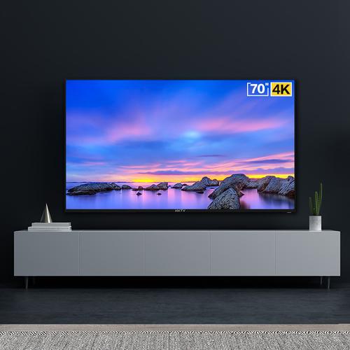 办公桌上的电子产品与通风环境