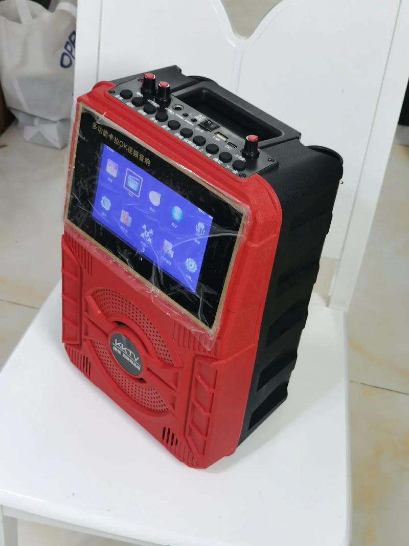 电脑显示器和键盘的办公桌场景