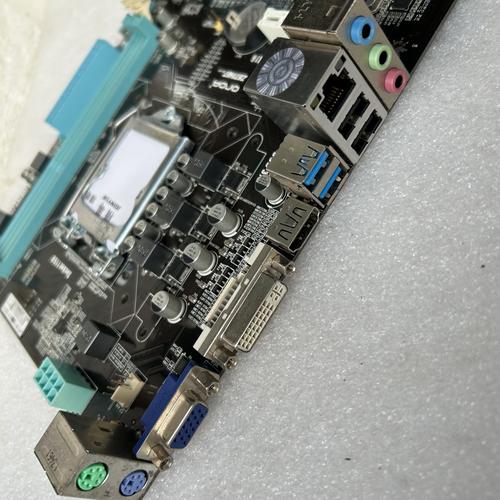 主板芯片组与电路布局特写