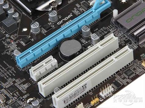 办公桌上的电脑设备