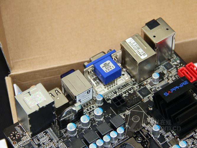 电脑主板芯片与电路细节