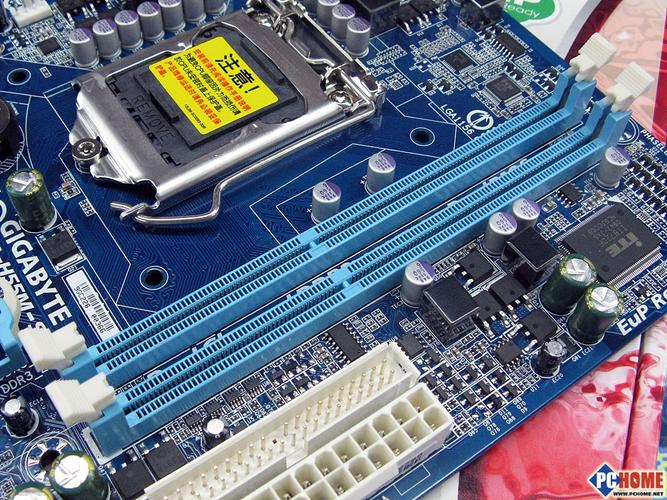 主板供电与散热区域特写