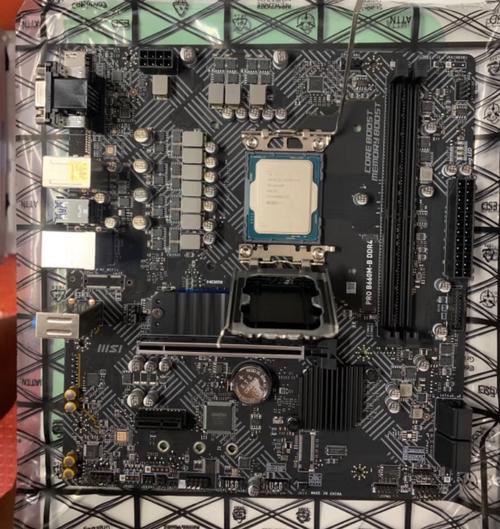 电脑主板芯片组与插槽特写